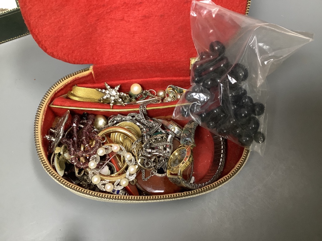 A quantity of assorted costume jewellery.